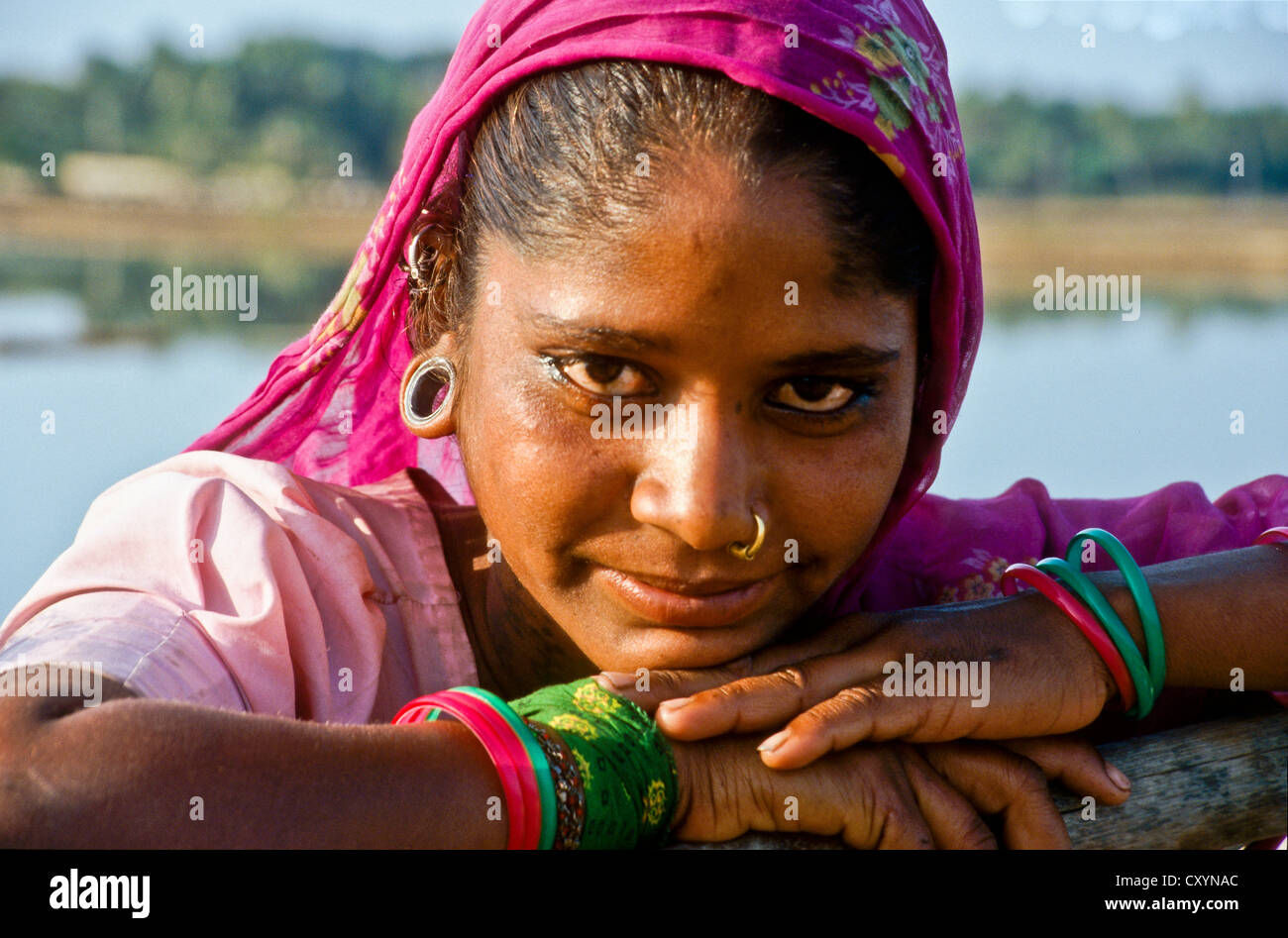 Ritratto di una giovane donna, lavorando nei campi di sale di Diu, India, Asia Foto Stock