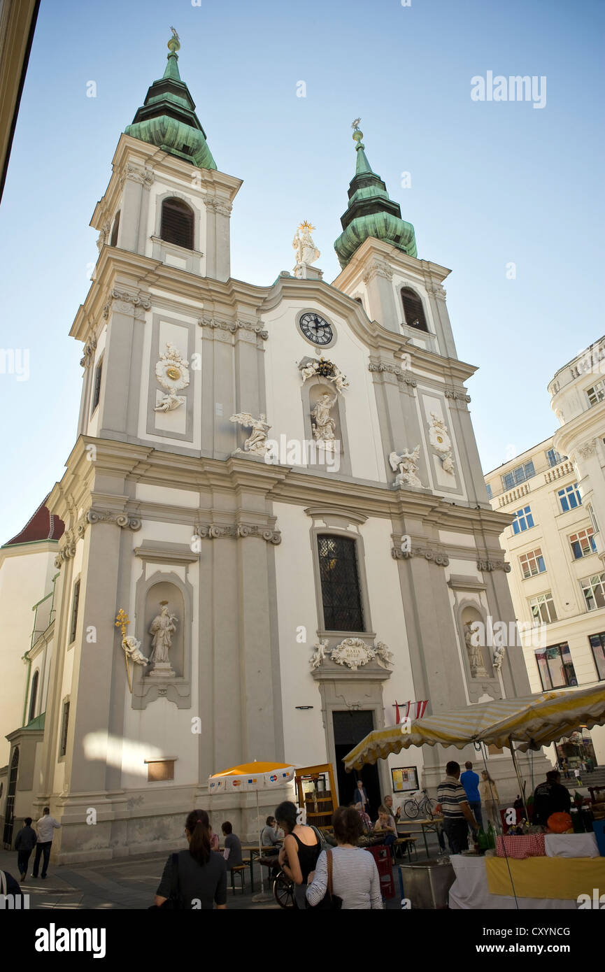 La barocca Chiesa di Maria Hilf su Mariahilfer Strasse, Vienna, Austria Foto Stock