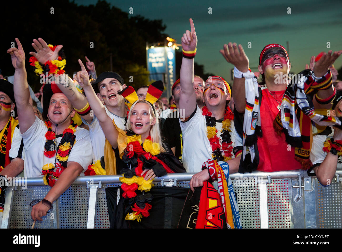 Ventilatori in Euro 2012 pubblico visualizzazione evento sul 'Berlin ventilatore miglia' guardando i quarti di finale corrisponde alla Porta di Brandeburgo Foto Stock