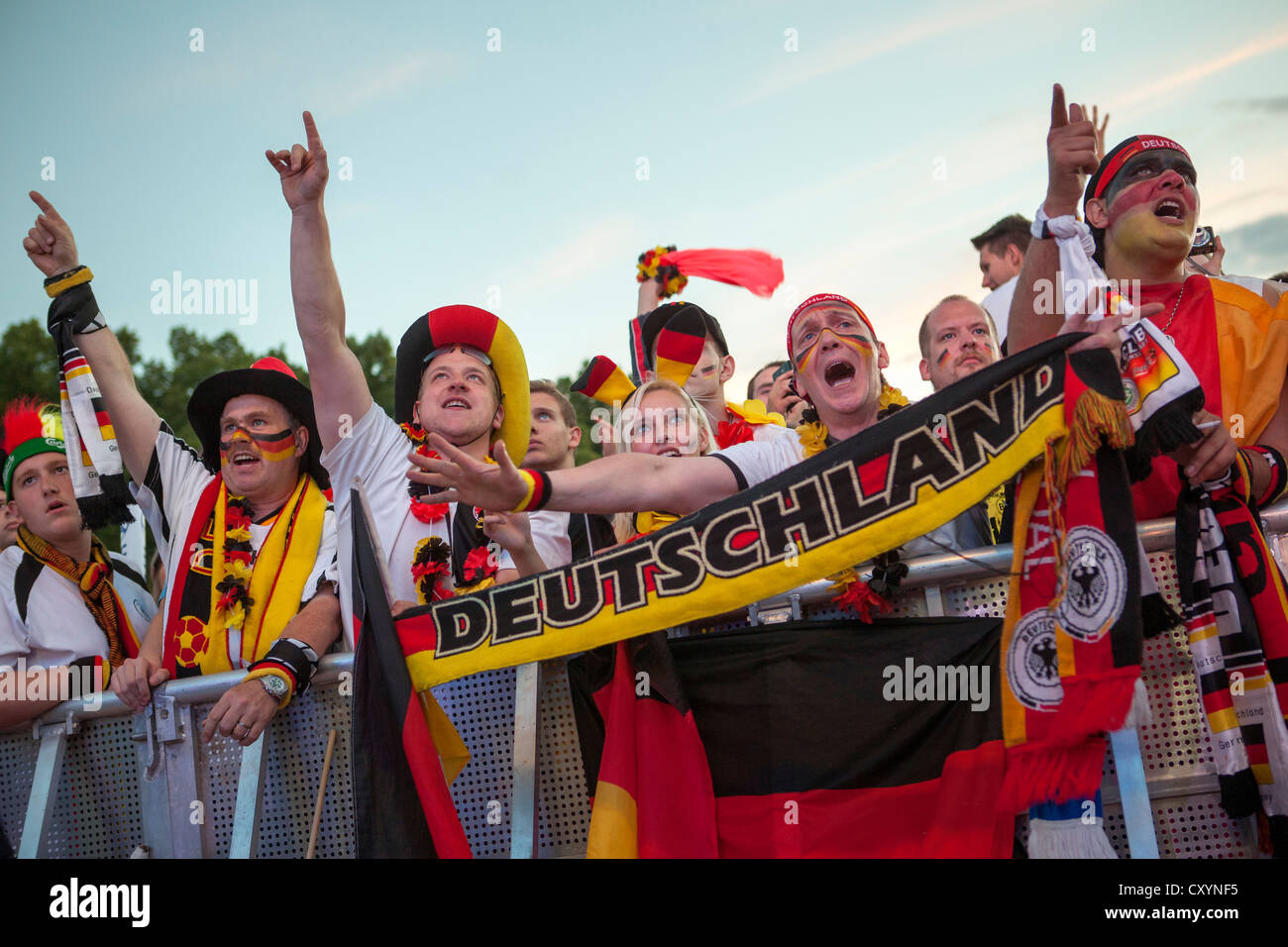Ventilatori in Euro 2012 pubblico visualizzazione evento sul 'Berlin ventilatore miglia' guardando i quarti di finale corrisponde alla Porta di Brandeburgo Foto Stock