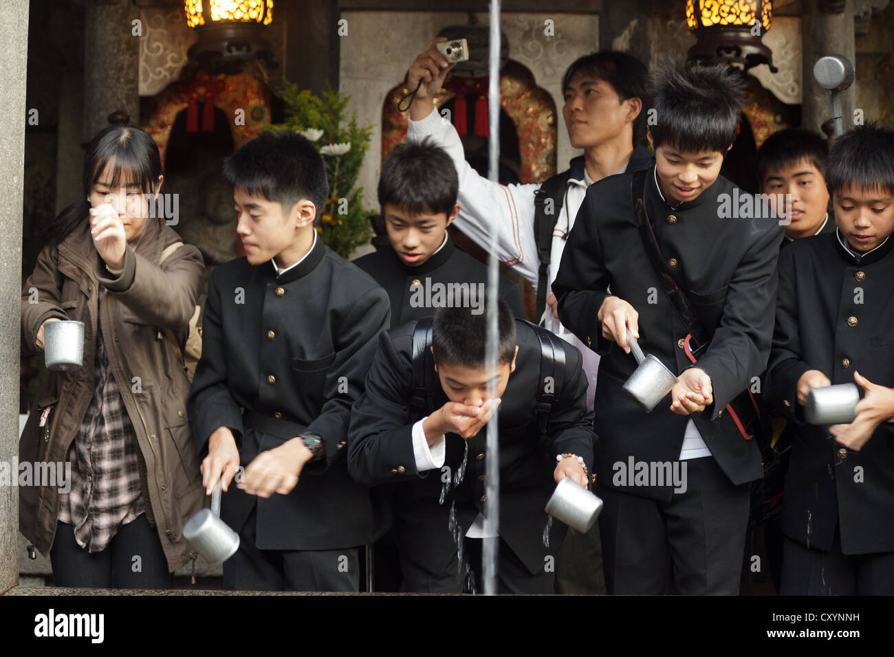 Il popolo giapponese di bere acqua fresca di sorgente a Kiyomizu dera tempio per la purificazione dell'anima, Kyoto, Giappone Foto Stock