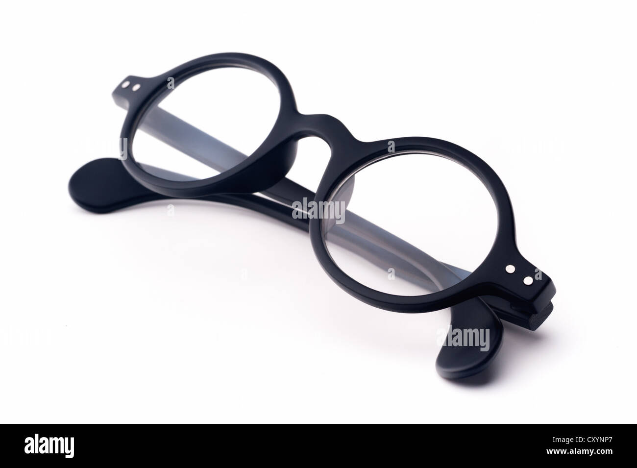 Un vecchio stile round occhiali neri, isolato su sfondo bianco Foto Stock