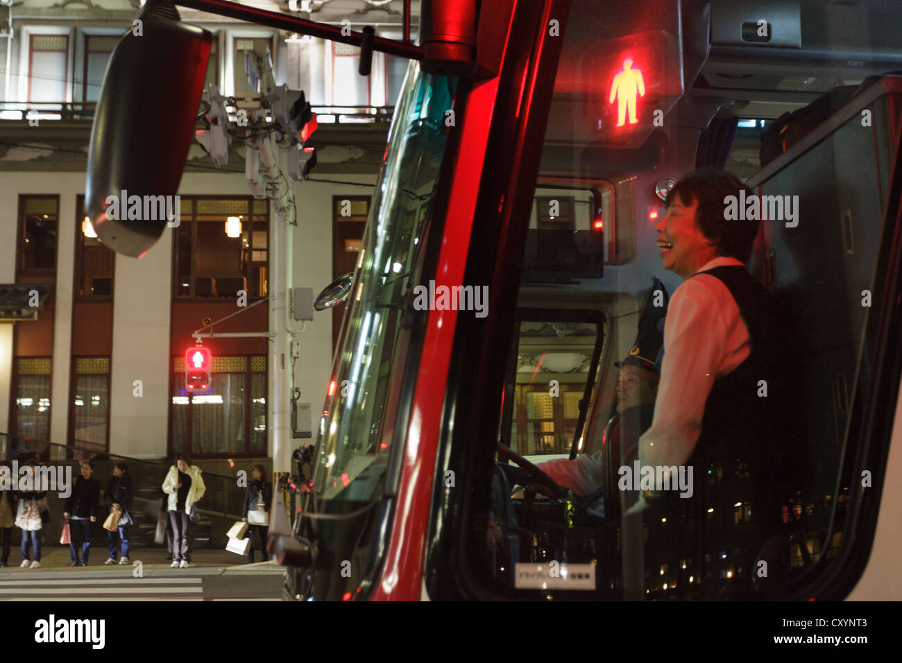 Donna Giapponese autista di autobus in attesa semaforo, Kyoto, Giappone Foto Stock