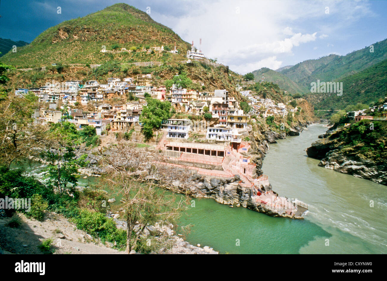 La confluenza dei fiumi Santo Baghirati e Alakananda, Devprayag, Uttaranchal, India, Asia Foto Stock