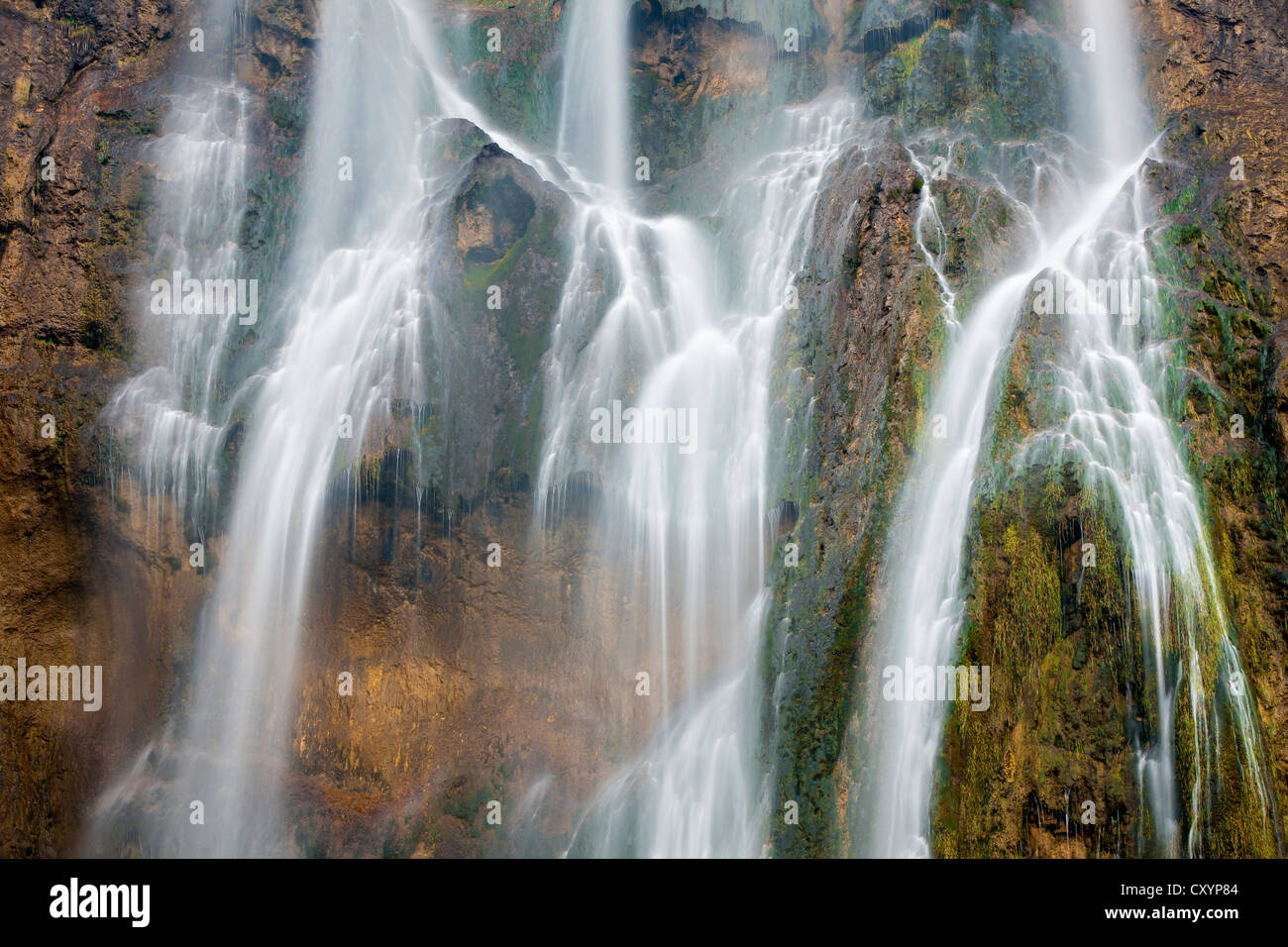 Cascata in autunno, il Parco Nazionale dei Laghi di Plitvice, Croazia, Europa Foto Stock