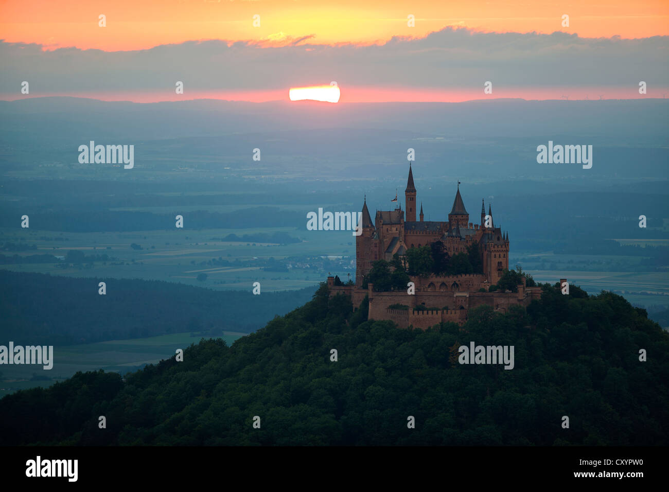 Atmosfera serale con il tramonto vicino a Burg Hohenzollern Castello Svevo, Baden-Wuerttemberg, PublicGround Foto Stock