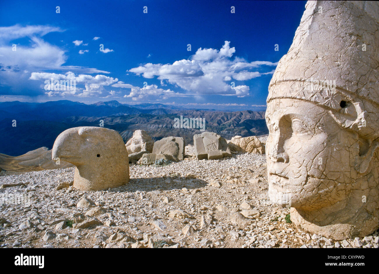 Nemrut Dagi, tomba-santuario di re Antioco, fiancheggiata da enormi statue costruito in cima a una montagna in Monti Taurus Adiyaman, Foto Stock