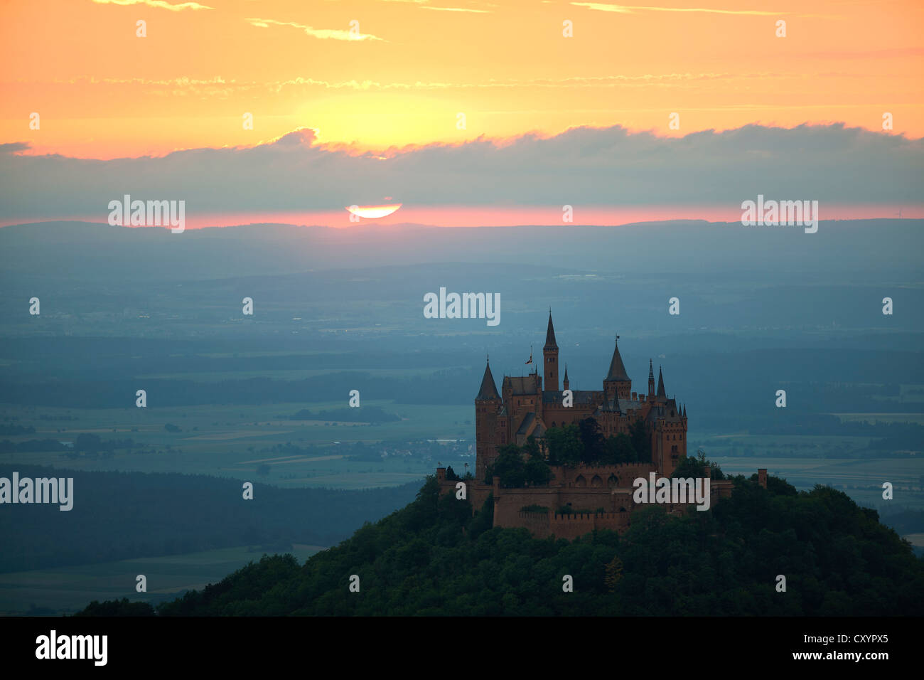 Atmosfera serale con il tramonto vicino a Burg Hohenzollern Castello Svevo, Baden-Wuerttemberg, PublicGround Foto Stock
