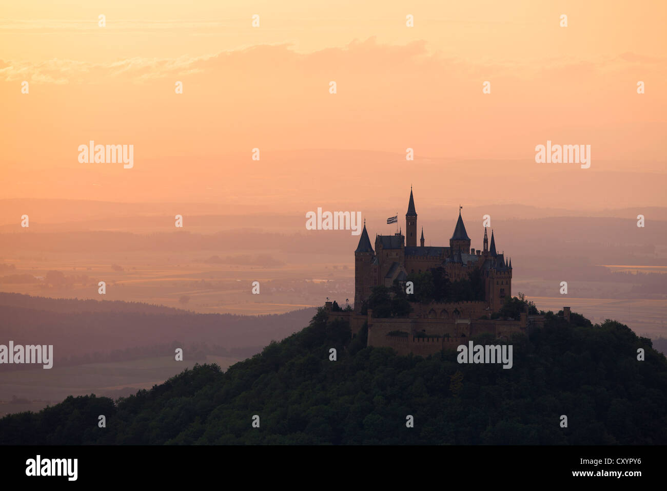 Atmosfera serale con il tramonto vicino a Burg Hohenzollern Castello Svevo, Baden-Wuerttemberg, PublicGround Foto Stock