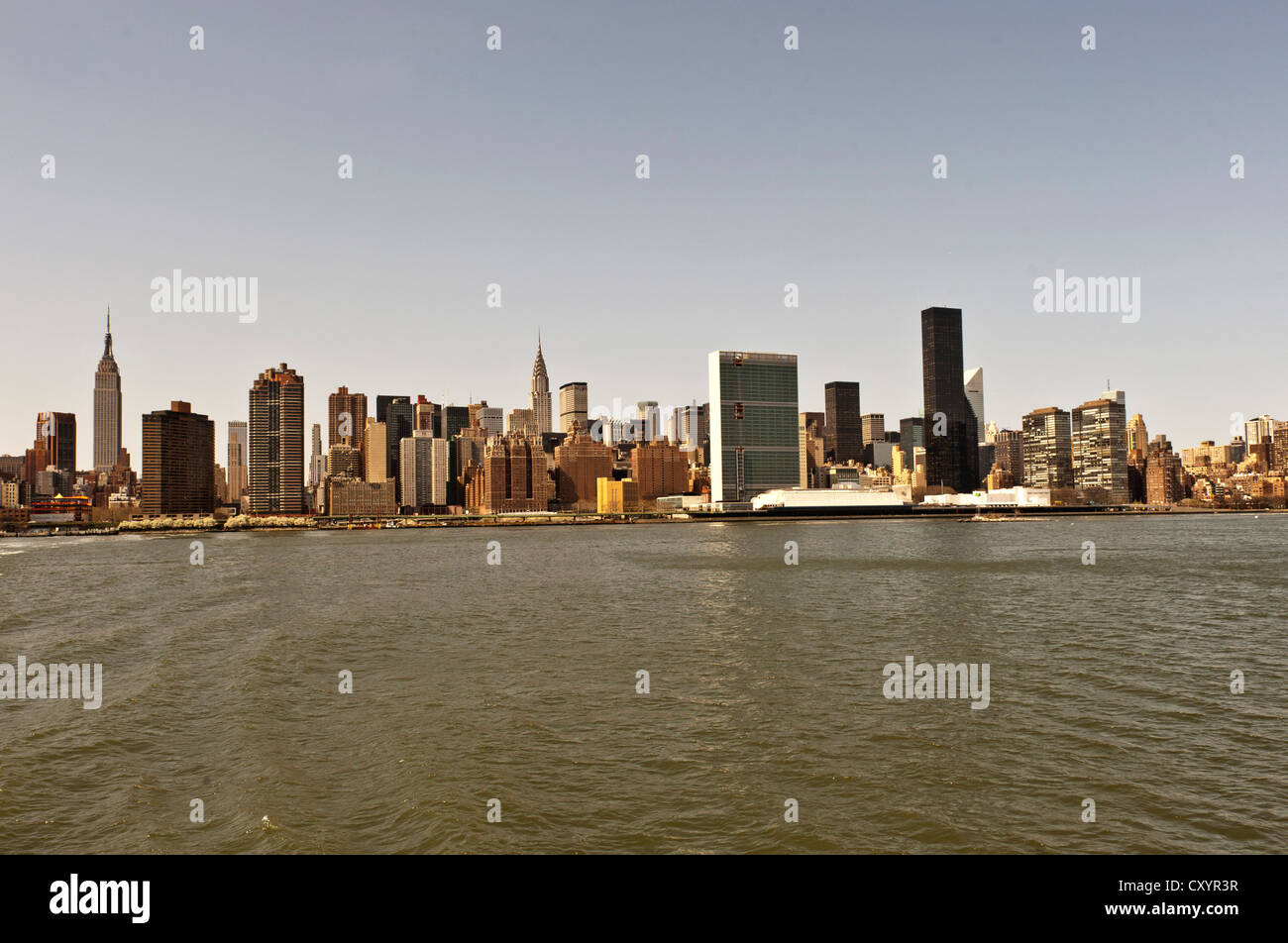 Vista del lato est di Manhattan dal traghetto per attraversare il fiume Est, Manhattan, New York, New York, Stati Uniti d'America Foto Stock