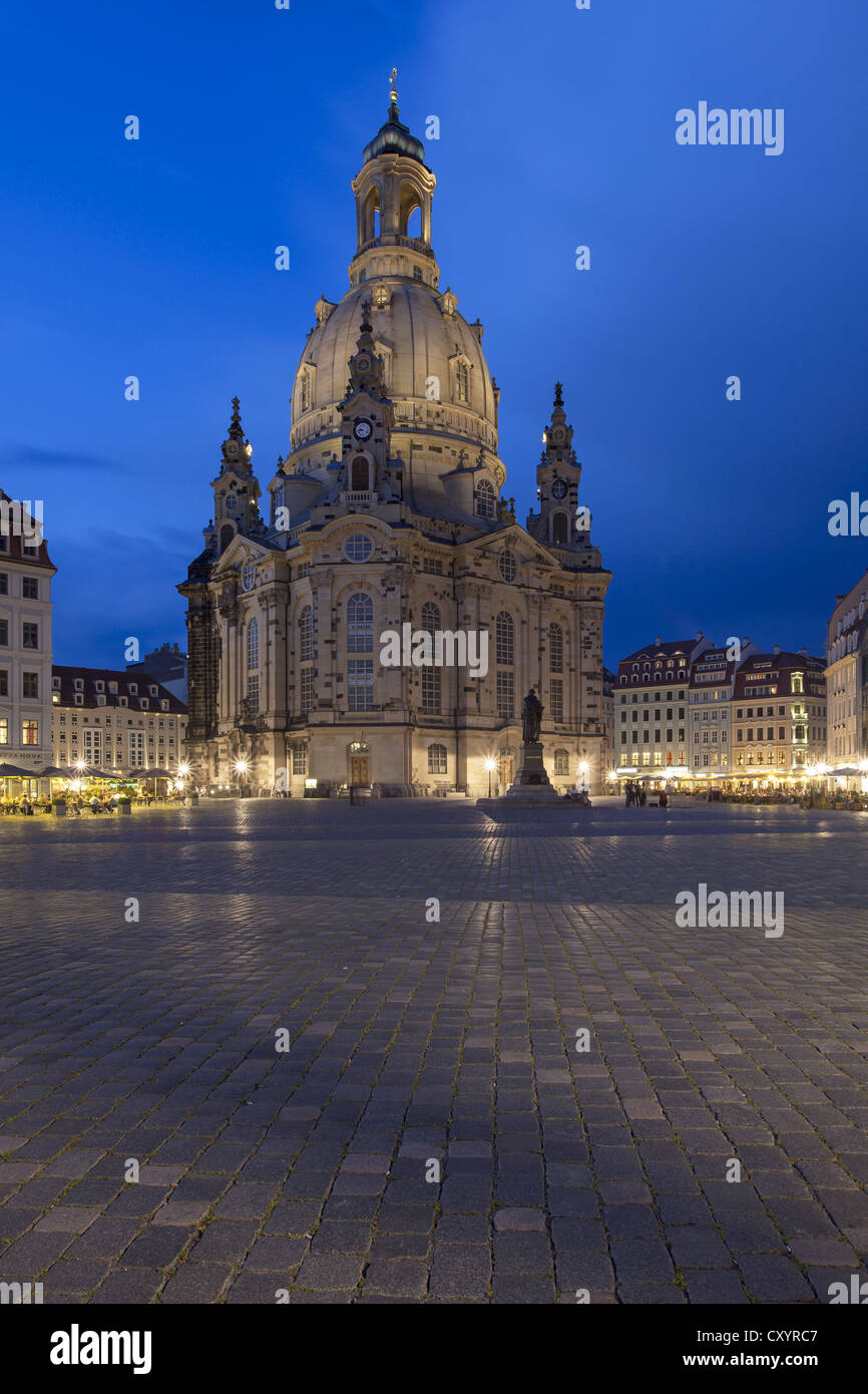 Magic ora nel centro della città di Dresda con la Frauenkirche, la Chiesa di Nostra Signora, crepuscolo, Sassonia, PublicGround Foto Stock