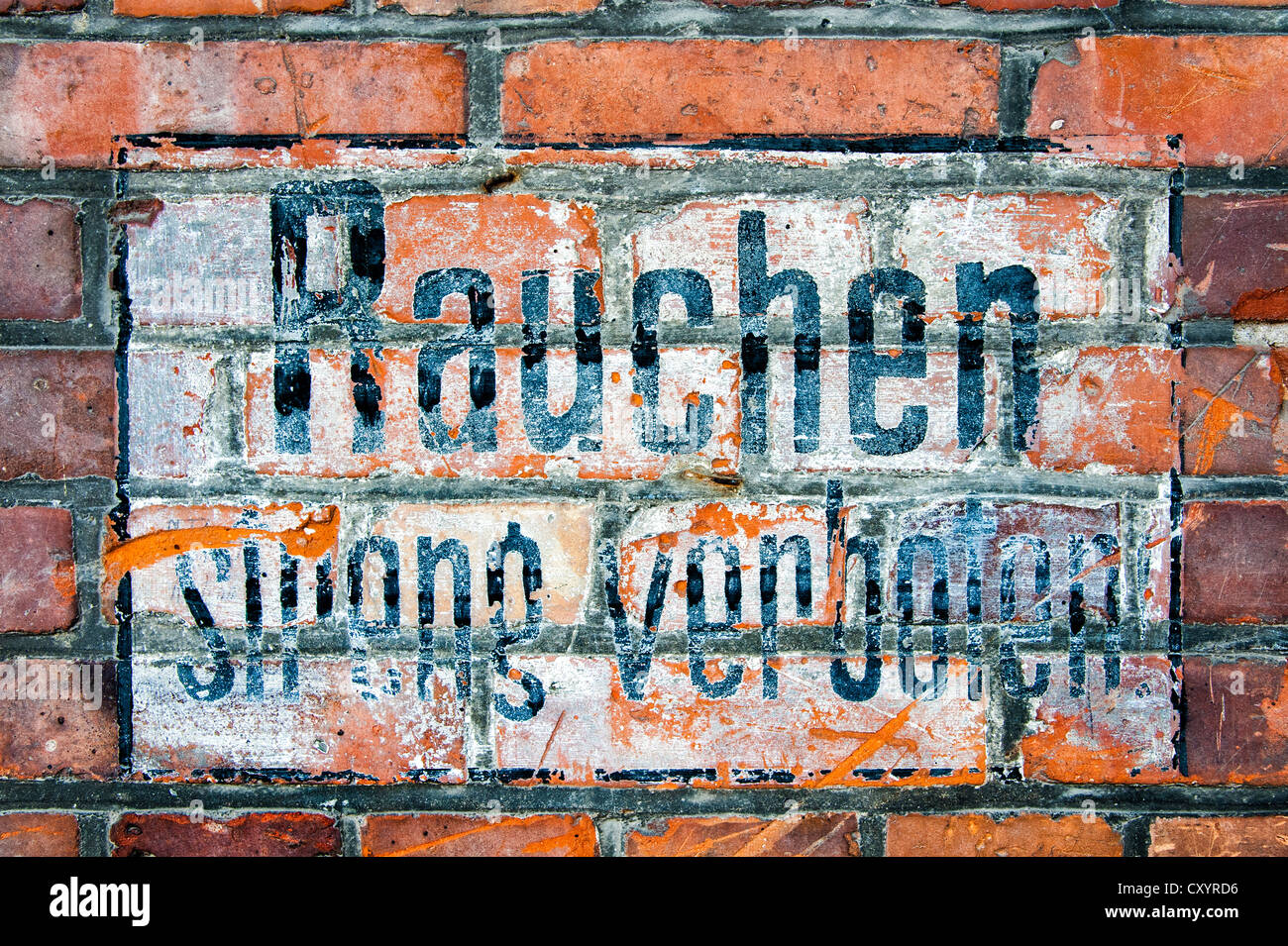 Segnale di divieto 'Rauchen streng verboten', tedesco per "vietato fumare" su un muro di mattoni, Rehna, Meclemburgo-Pomerania Occidentale Foto Stock