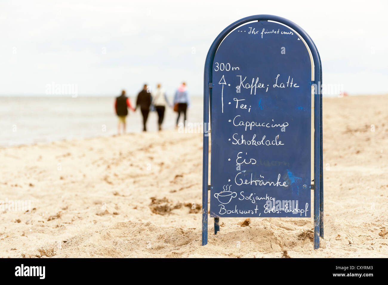 Segno per un ristorante presso la spiaggia e di un gruppo di quattro persone di camminare sulla spiaggia, Meclemburgo-Pomerania Occidentale Foto Stock