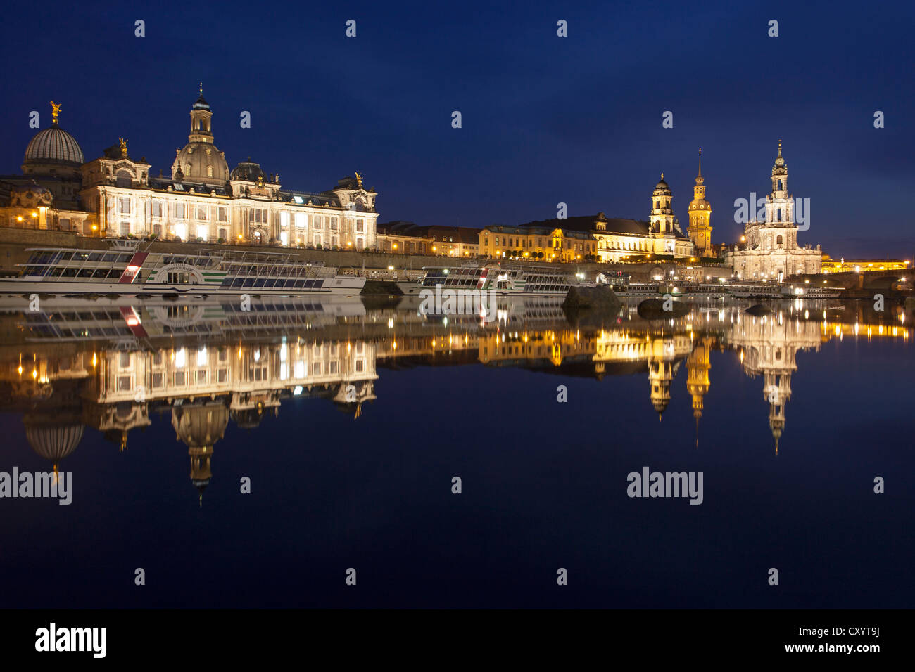 La riflessione del centro storico di Dresda in il Fiume Elba di notte, Sassonia Foto Stock