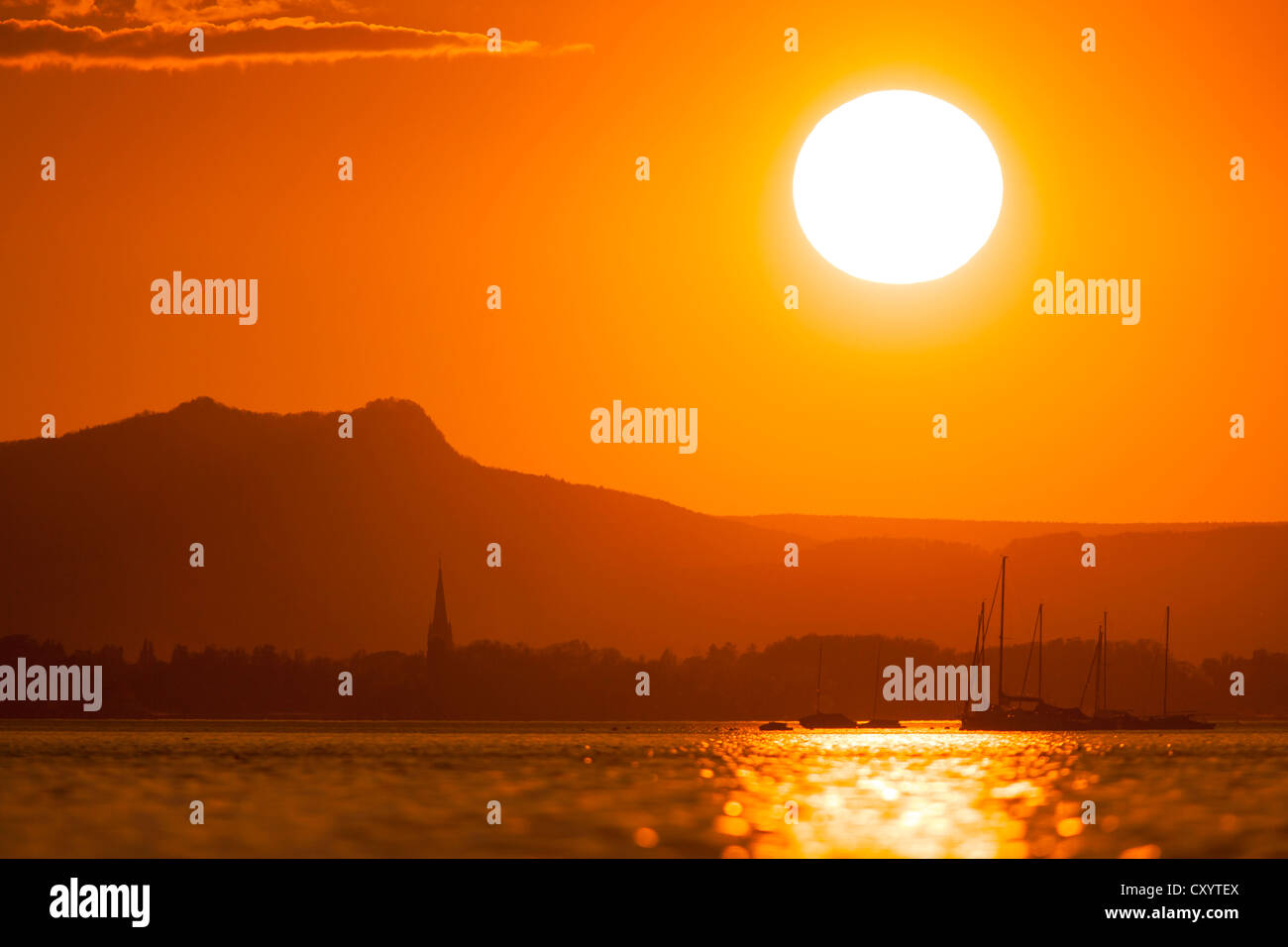 Tramonto sul lago di Costanza con una vista di Radolfzell con Mt Hohenstoffeln, Baden-Wuerttemberg, PublicGround Foto Stock