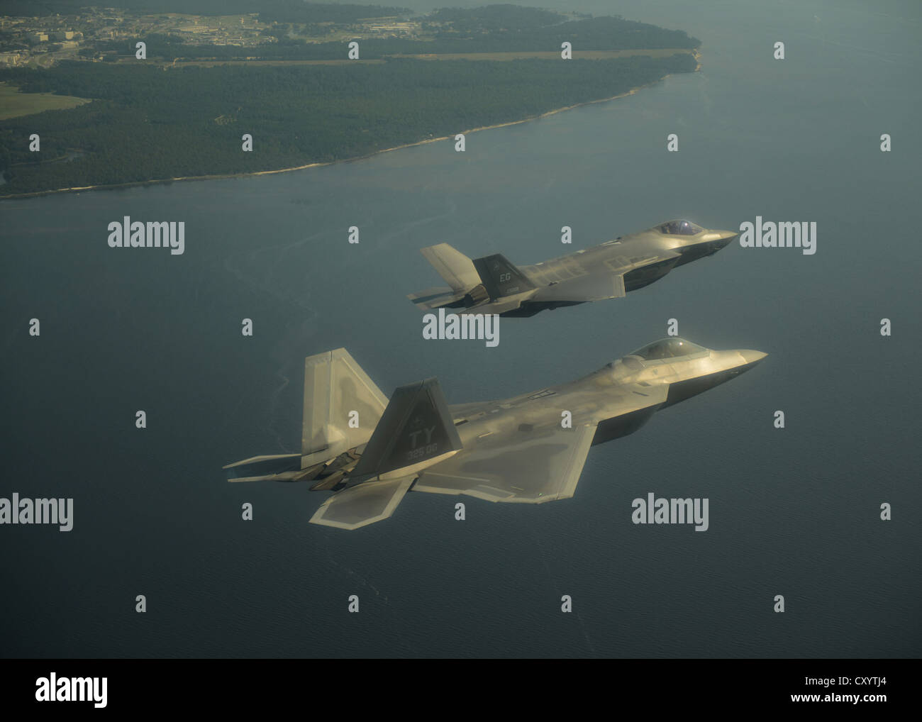 Un F-35A Lightning II joint strike fighter e un F Raptor Foto Stock