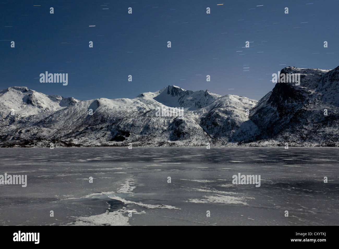 Lago ghiacciato e la montagna di notte sulle Isole Lofoten in Norvegia, Europa PublicGround Foto Stock