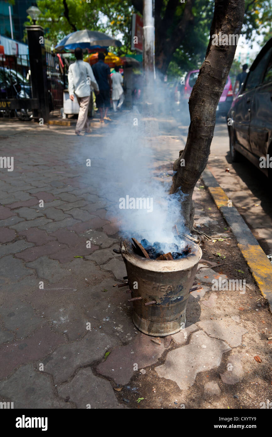 Il fumo del carbone della benna in Kolkata, India Foto Stock