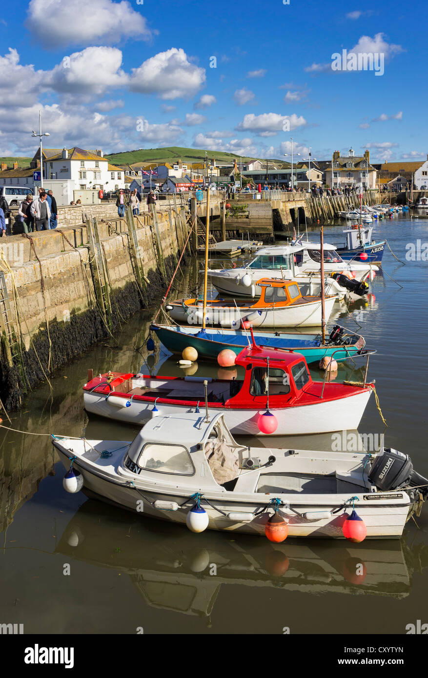 Porto di West Bay, Dorset, Regno Unito vicino a Bridport, con barche da pesca Foto Stock