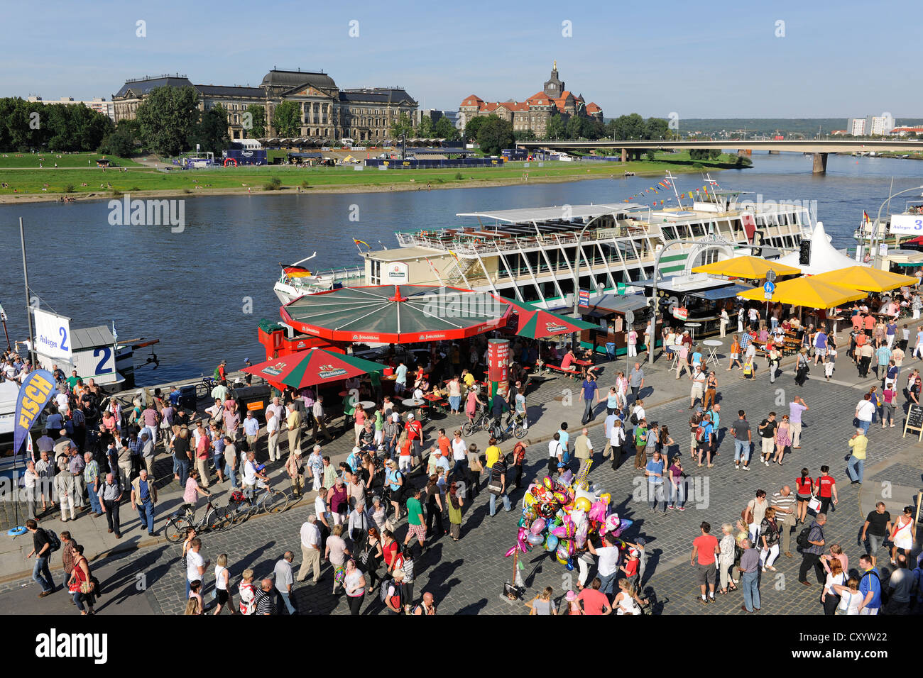 La città di Dresda Festival, Terrassenufer waterfront, Fiume Elba e barche, Sassonia Foto Stock