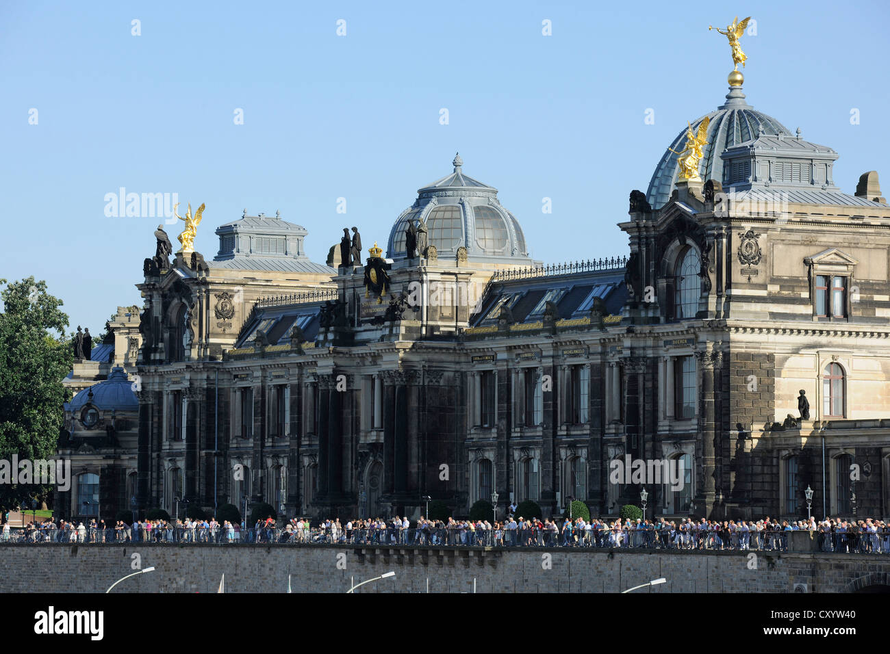 La città di Dresda Festival, Terrassenufer waterfront e Bruehl's Terrace, Dresden Accademia di Belle Arti, una mongolfiera nel cielo Foto Stock