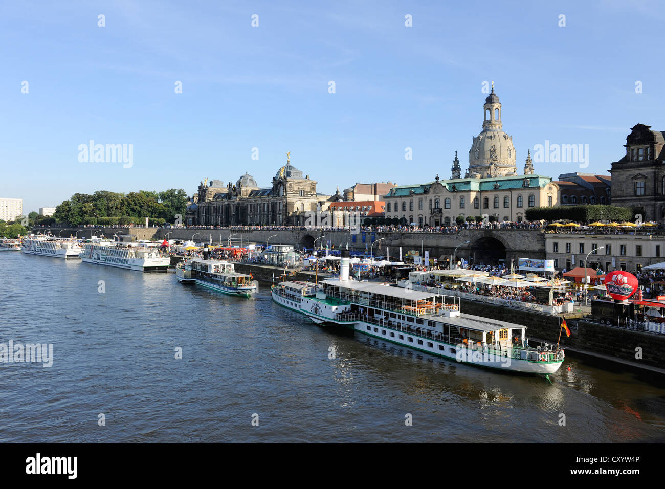 La città di Dresda Festival, Terrassenufer waterfront e Bruehl's Terrace, Fiume Elba e barche, chiesa Frauenkirche sul retro Foto Stock