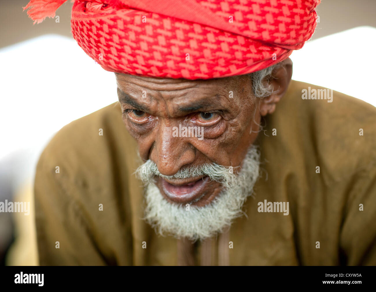 Il vecchio uomo In Turbante Rosso nel mercato Sinaw, Oman Foto Stock