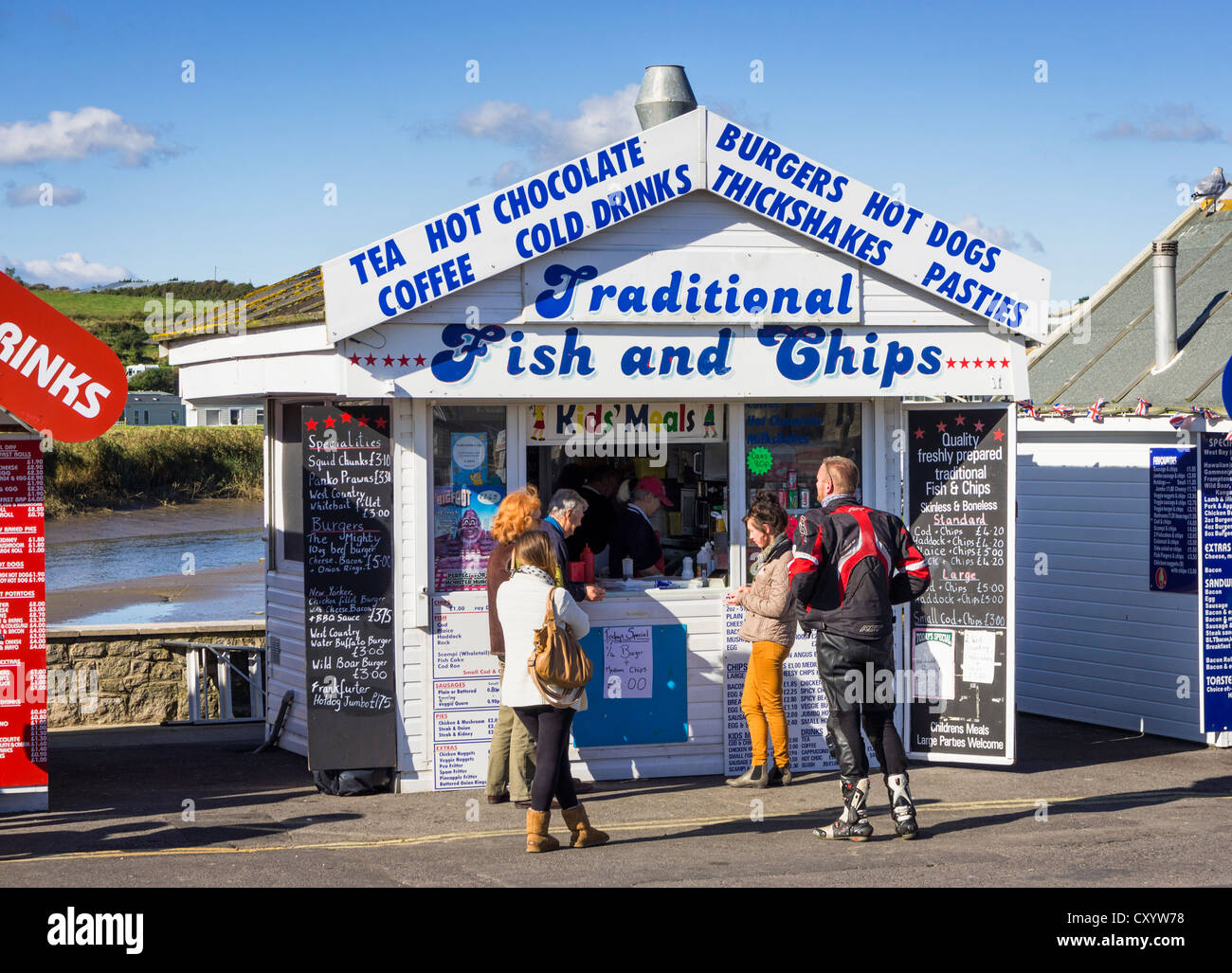 Pesce e Patatine stand presso il mare - West Bay, Bridport, Dorset, Regno Unito Foto Stock