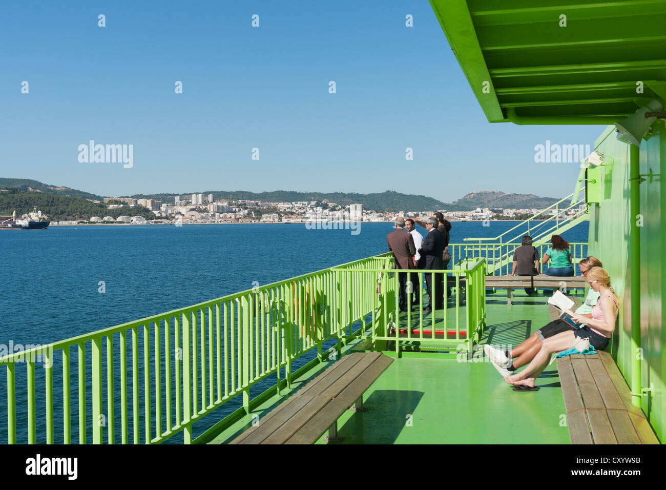 I passeggeri a bordo del traghetto il ponte che attraversa il fiume Sado, Setubal, Portogallo Foto Stock
