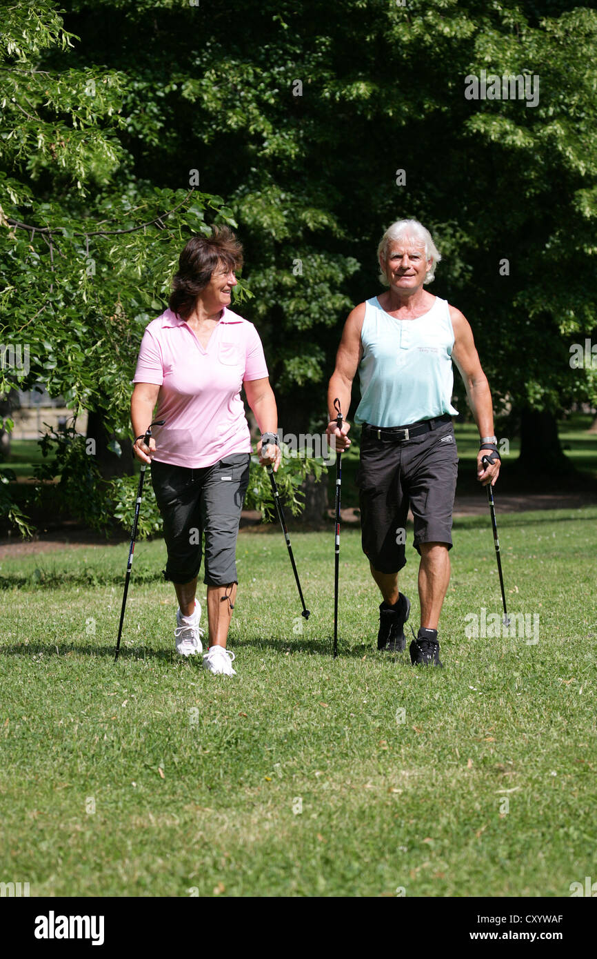 Coppia senior, Nordic Walking, Erfurt, Turingia Foto Stock