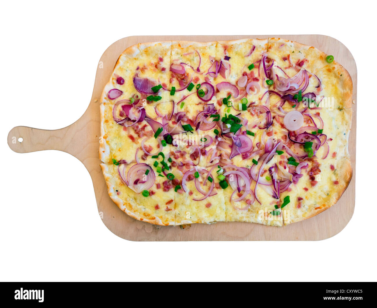 Flammkuchen, Tarte Flambee con cipolla e pancetta, saporito, servita su una tavola di legno Foto Stock
