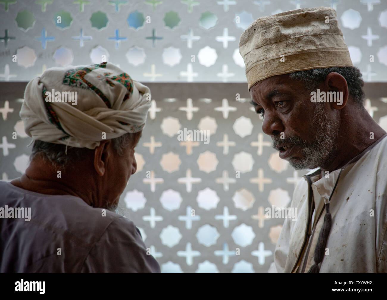 Due pescatori parlando nel mercato, Muscat Oman Foto Stock