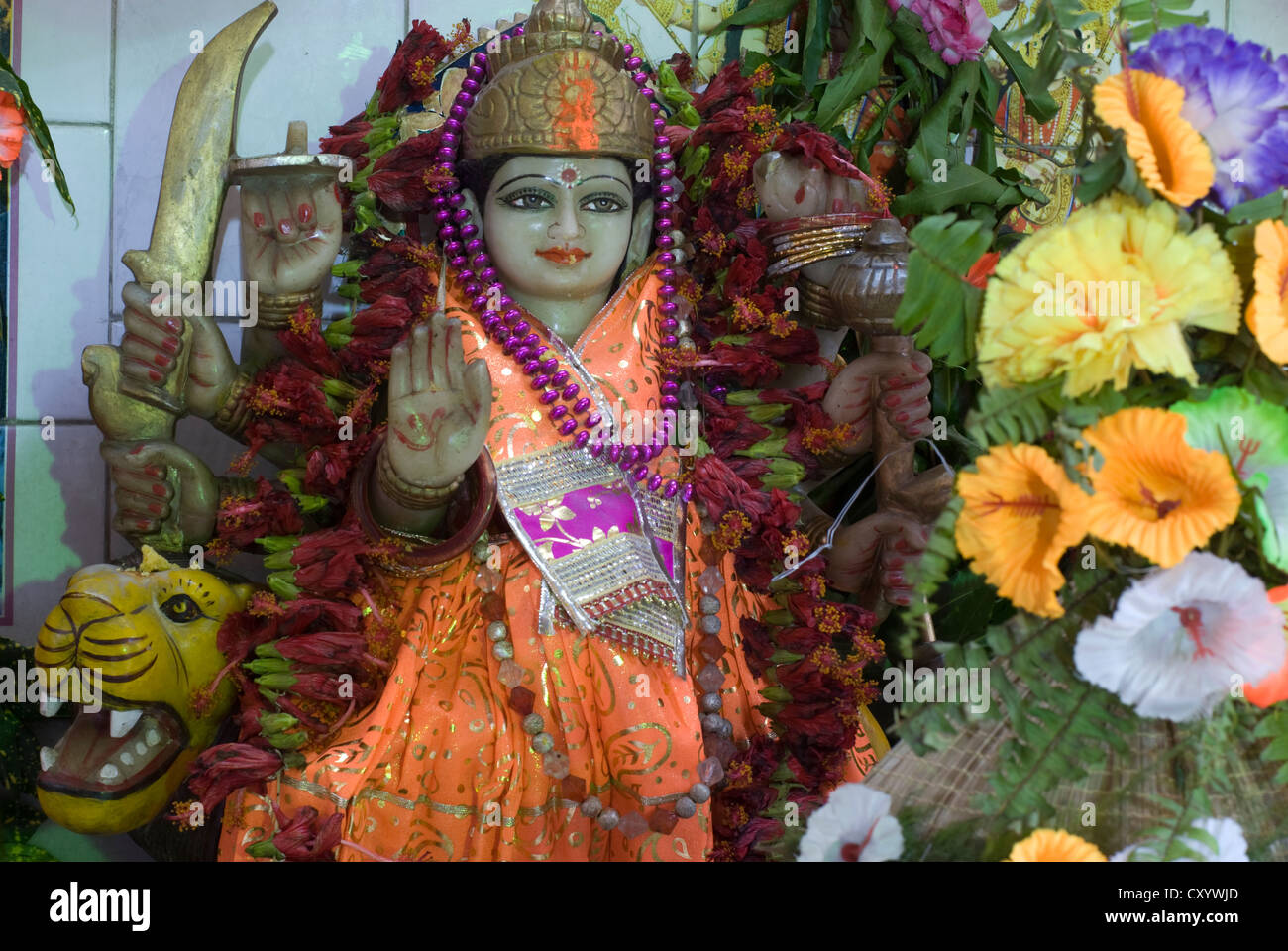 Un santuario per il diety indù Durga in Kolkata's Sudder Street, West Bengal, India Foto Stock