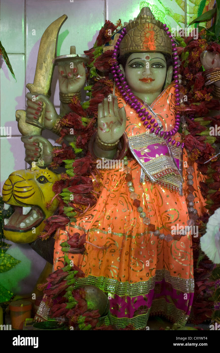 Un santuario per il diety indù Durga in Kolkata's Sudder Street, West Bengal, India Foto Stock