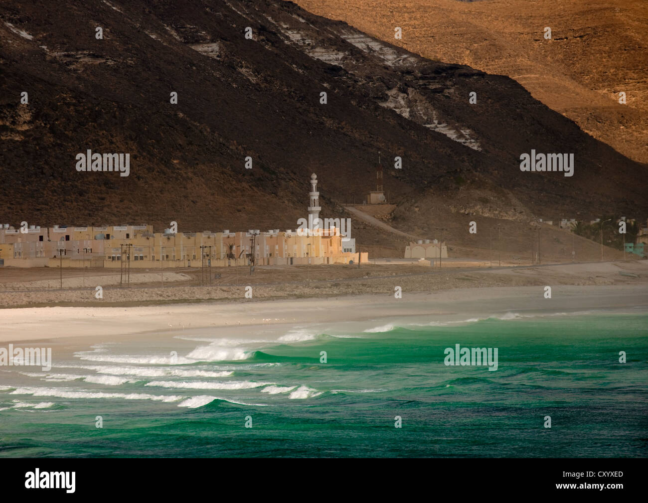 Jebel Al Qamar montagne sopra Muhgshail Beach, Salalah, Oman Foto Stock