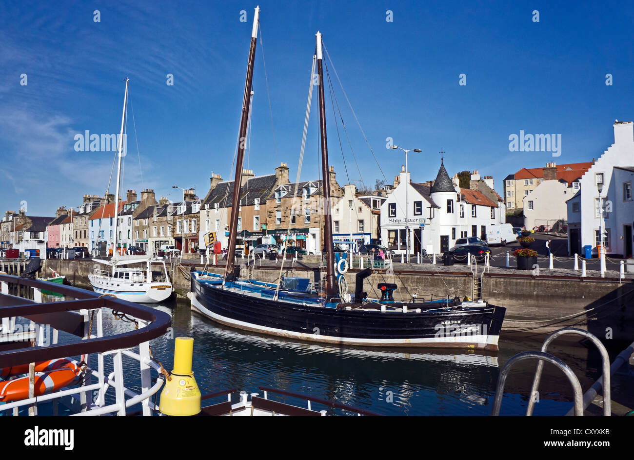 Anstruther Harbour in Fife Scozia con Fifie tipo peschereccio Reaper ormeggiate vicino alla scozzese Museo della Pesca Foto Stock