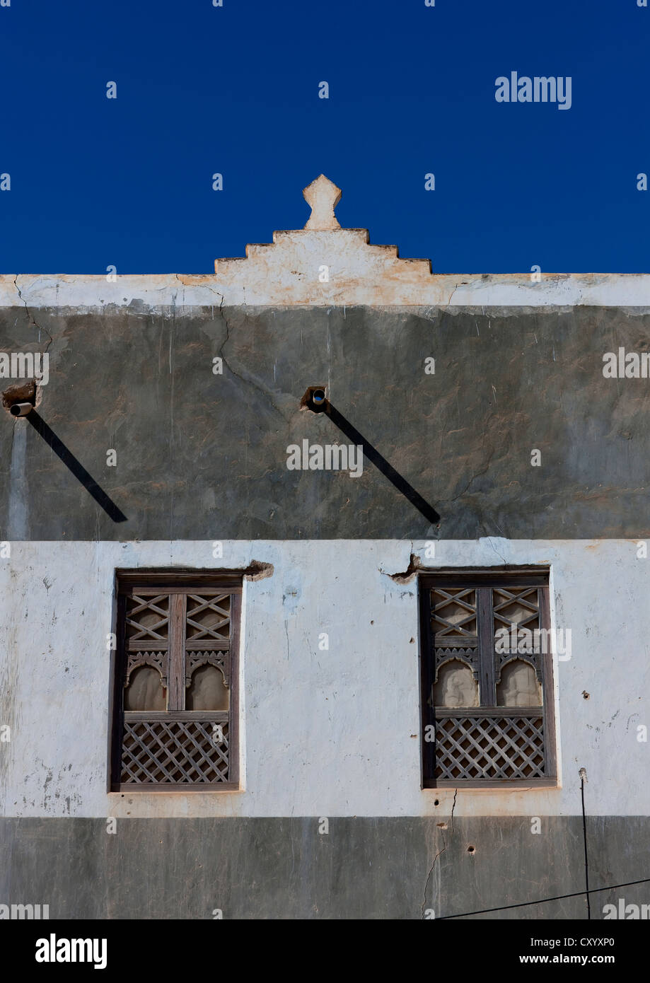 Finestre in legno nella vecchia casa Dhofari In Taqa, Oman Foto Stock