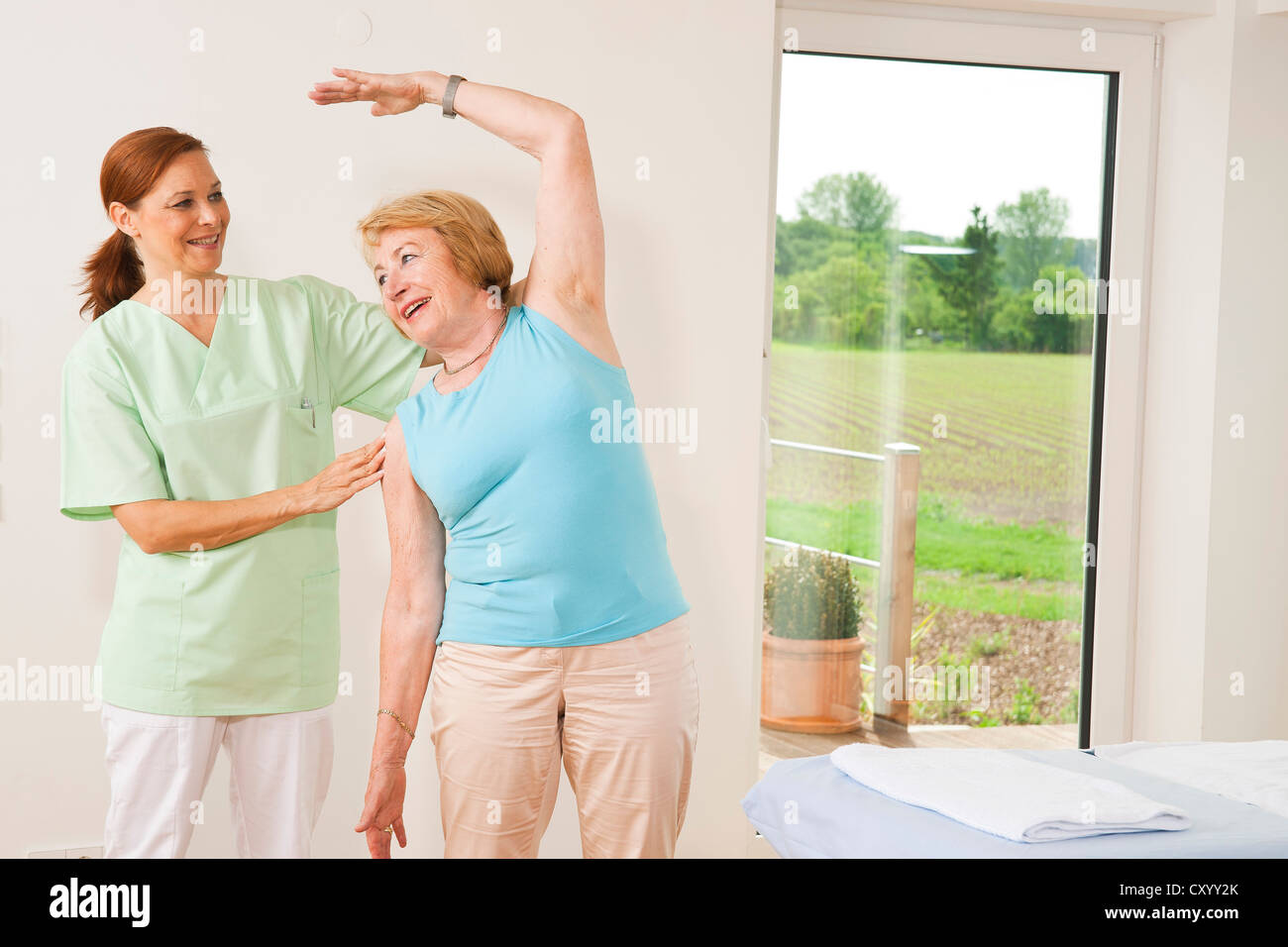 Paziente facendo terapia fisica in un fisioterapista in pratica Foto Stock