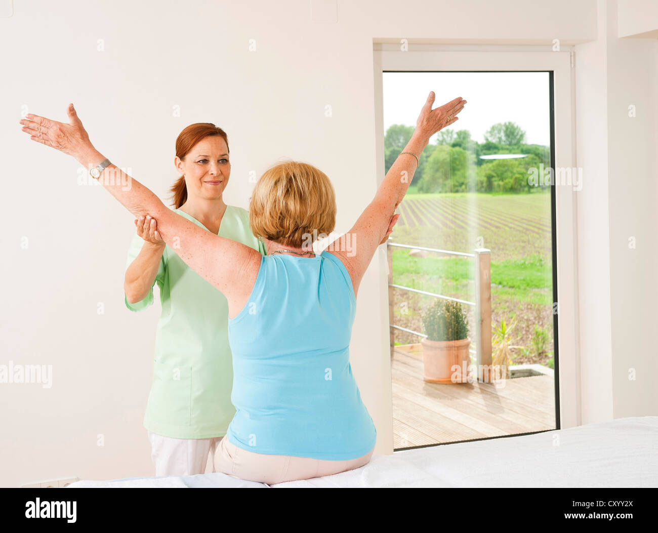 Paziente facendo terapia fisica in un fisioterapista in pratica Foto Stock