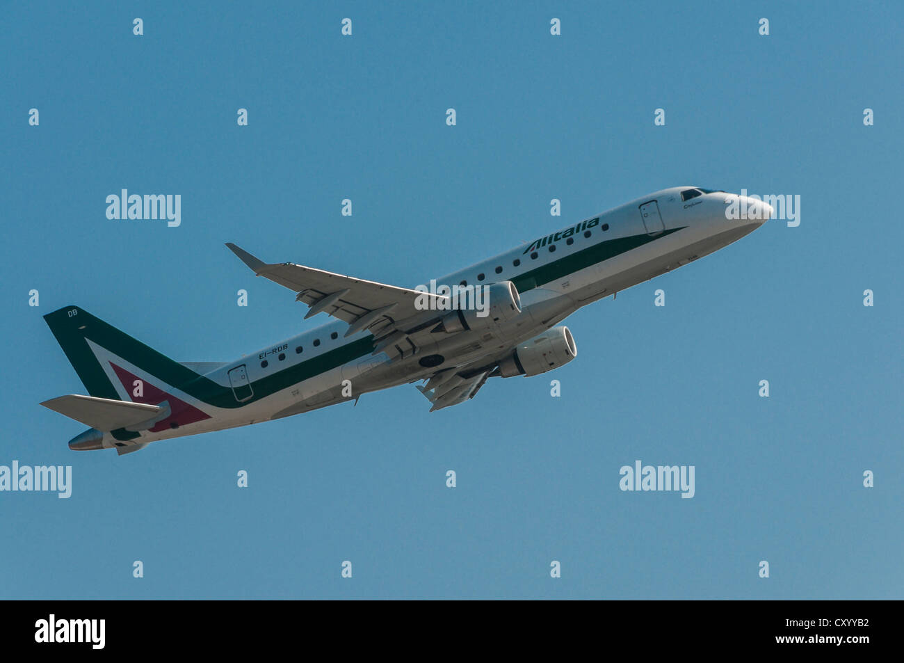 Alitalia Embraer ERJ-170-200LR 175LR durante il decollo dall'Startbahn Ovest sulla pista dell'aeroporto di Francoforte, Frankfurt am Main Foto Stock