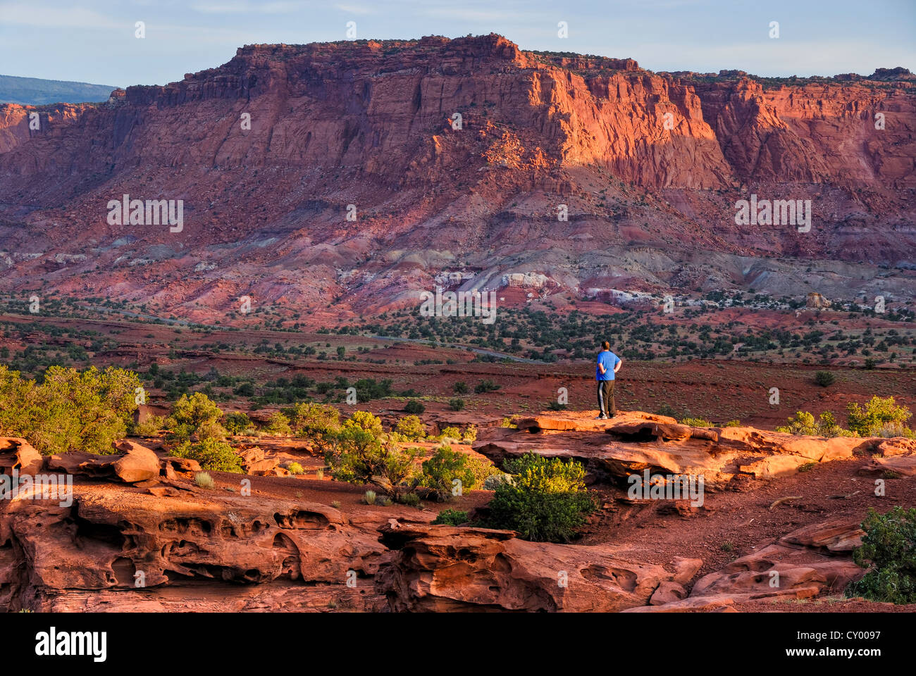 Osservare il tramonto al punto panoramico nel Parco nazionale di Capitol Reef Foto Stock