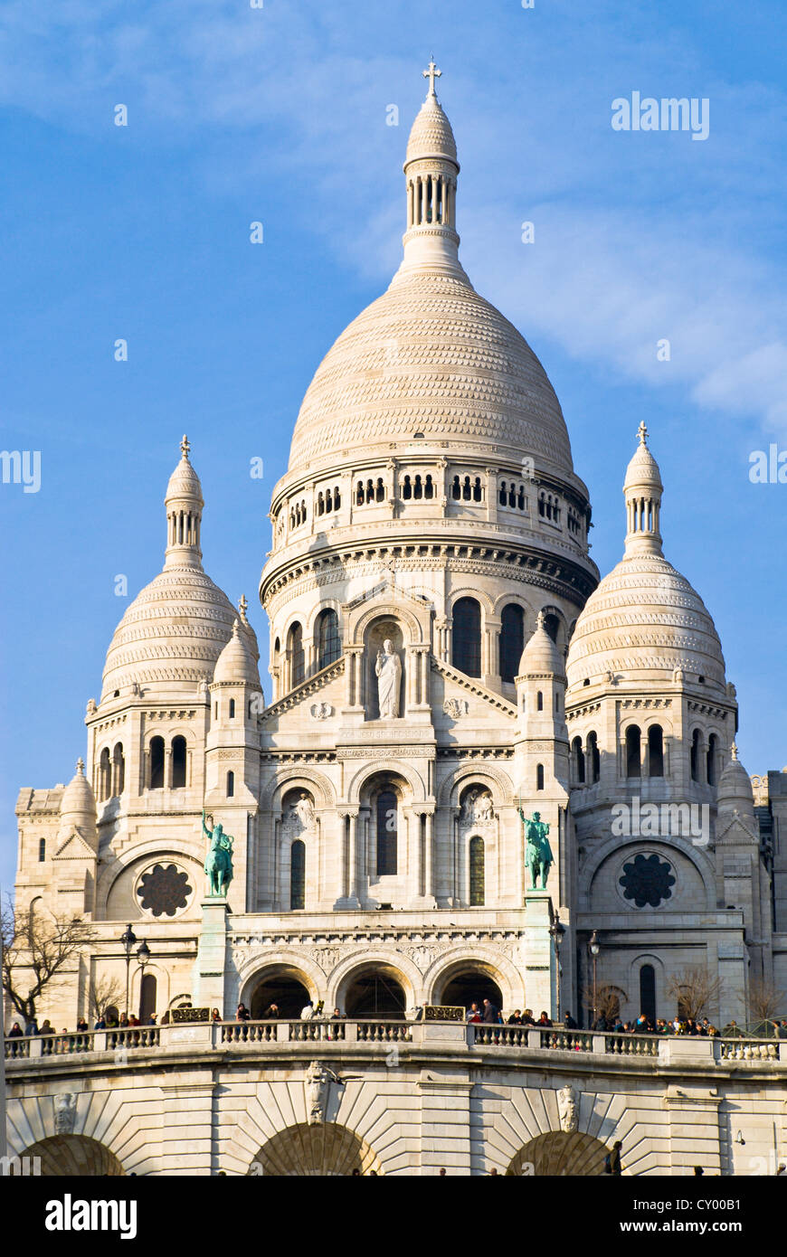 Sacré-Coeur basilica si trova al vertice della Butte Montmartre e il punto più alto della città di Parigi Foto Stock