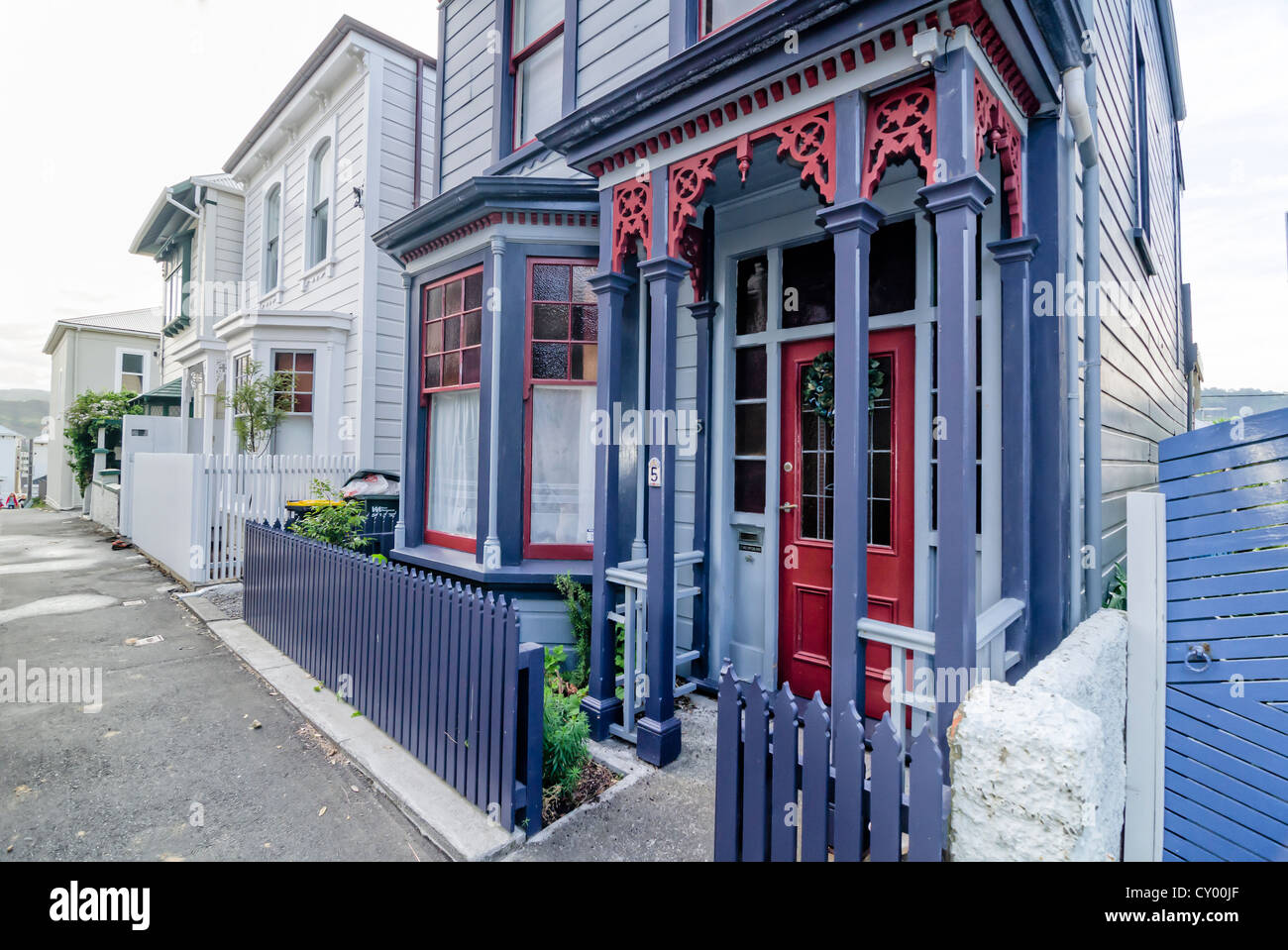 Case di legno in Oriental Bay, una costruzione in legno, strada residenziale di Wellington, Isola del nord, Nuova Zelanda Foto Stock