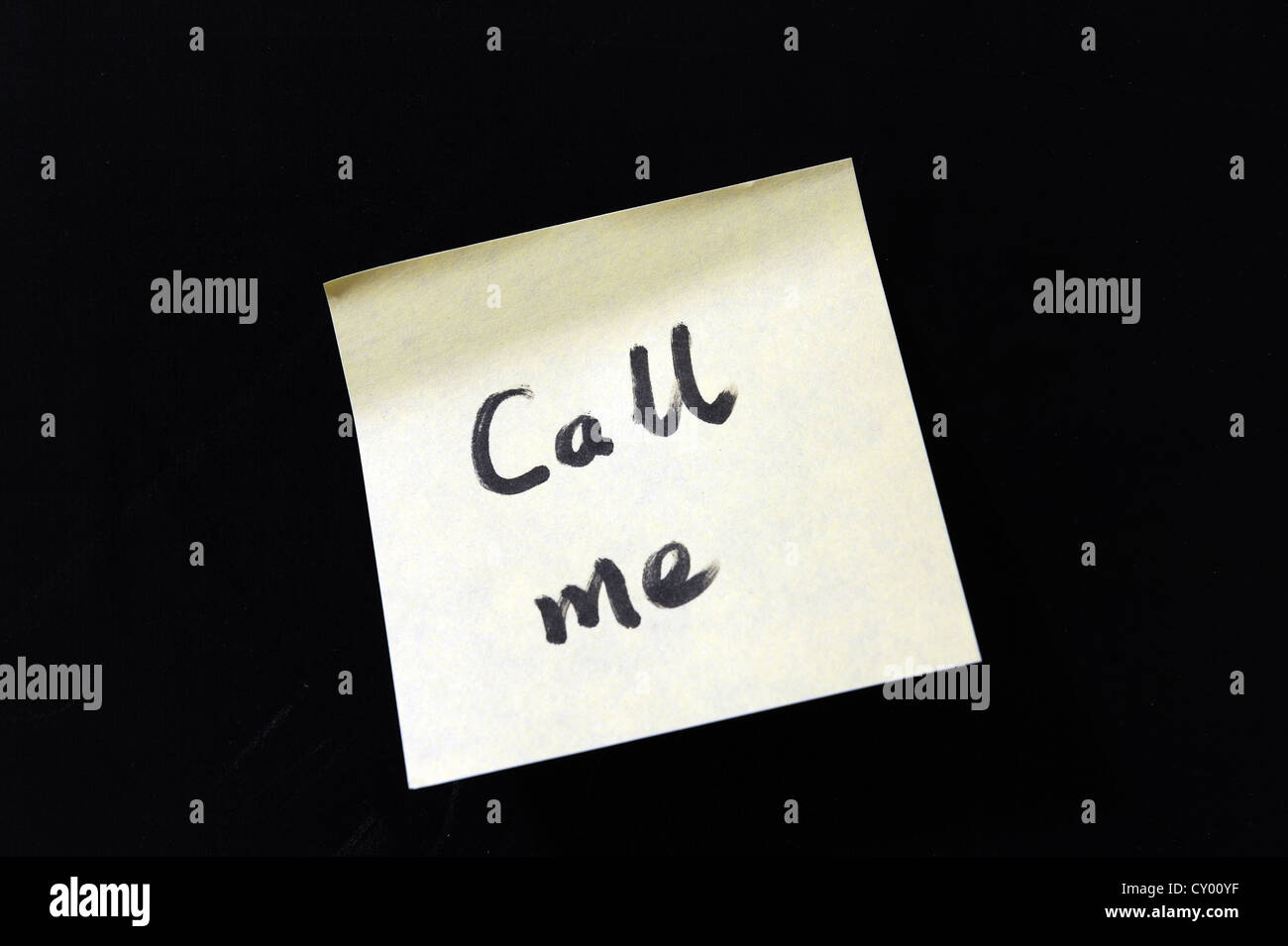 Un notepaper scrive che "Call me' su una lavagna Foto Stock