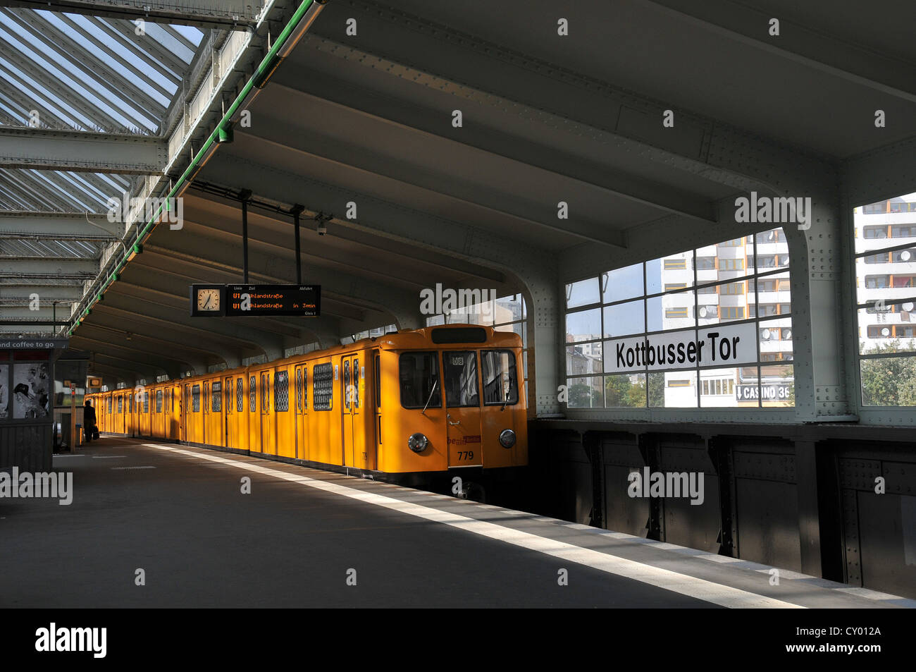 La metropolitana Kottbusser Tor station Berlino Germania Foto Stock