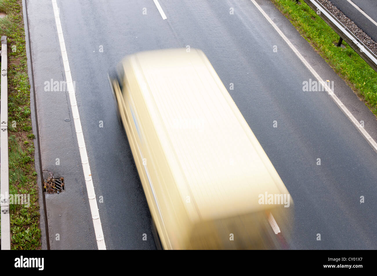 Angolo di alta vista offuscata moto van su strada veloce. Foto Stock