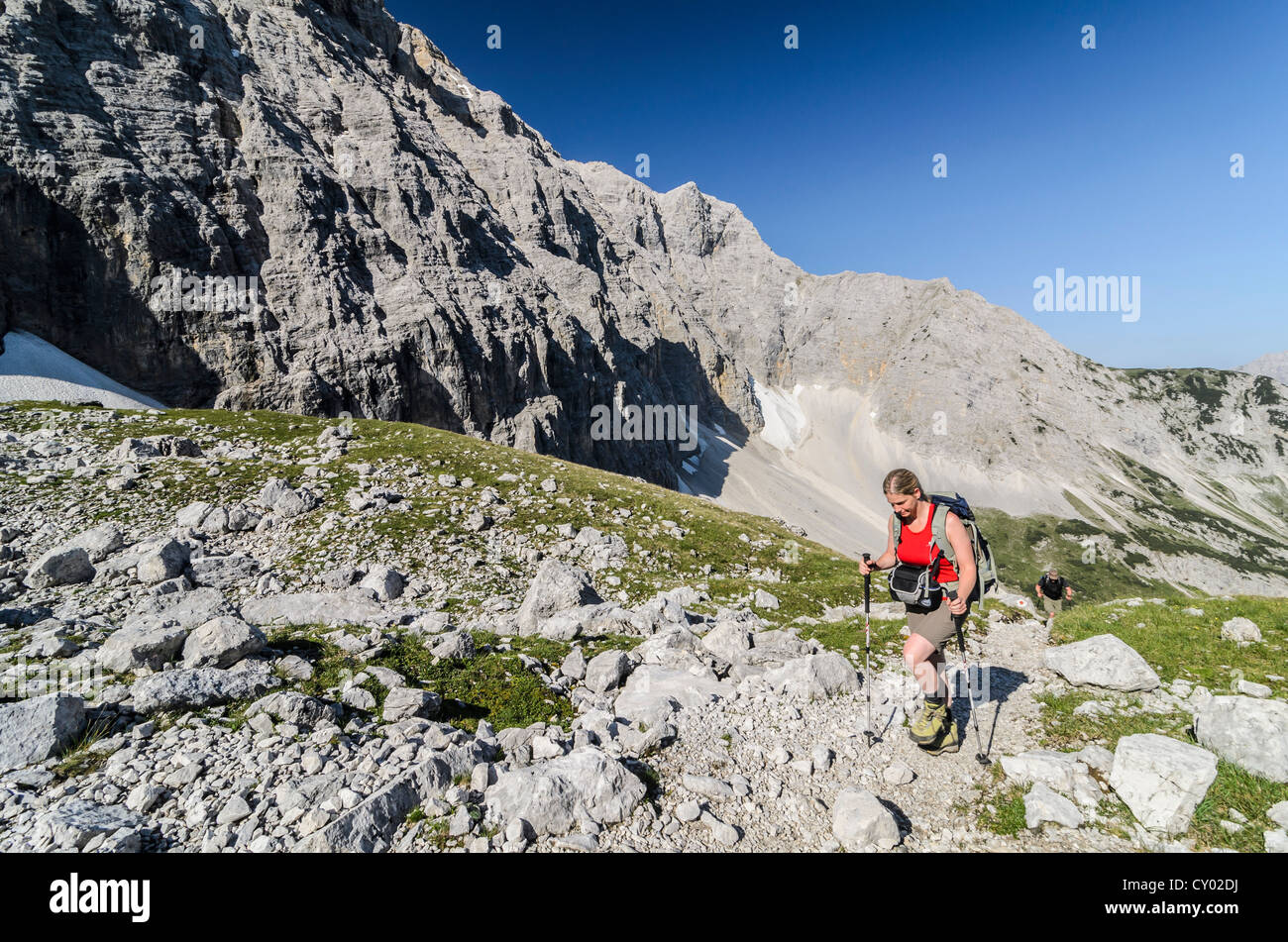 Escursionista, donna, inizio 40's, montagne Karwendel, Tirolo, Austria, Europa Foto Stock