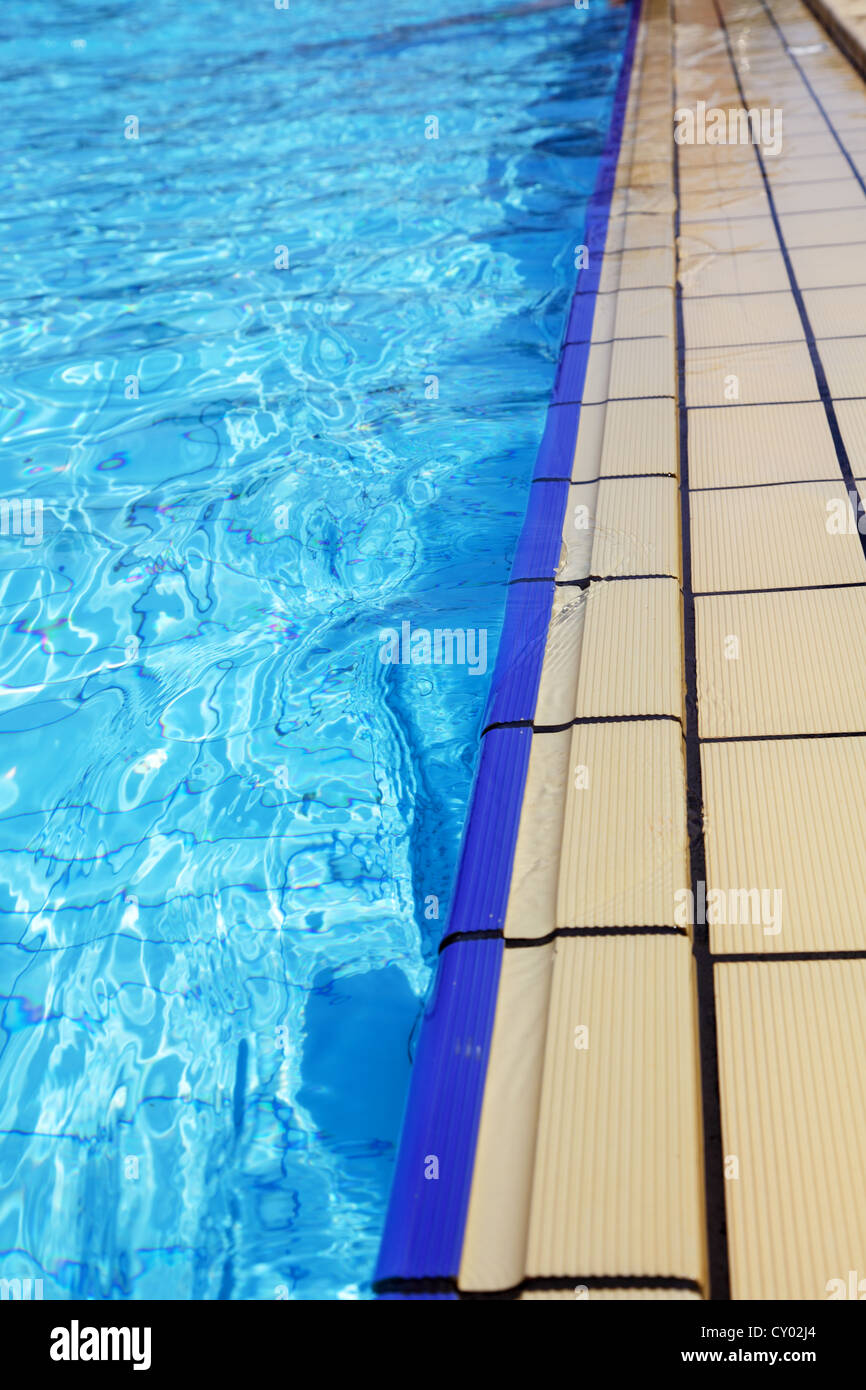 Chiare acque blu della piscina Foto Stock