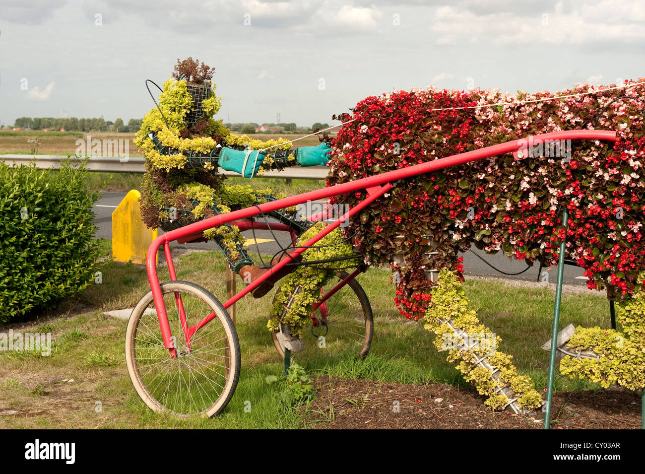 Decorativi ornati Topiaria da fiore a forma di cavallo e carrello Mannequebeurre Saint Marie Kerque Francia Europa Foto Stock