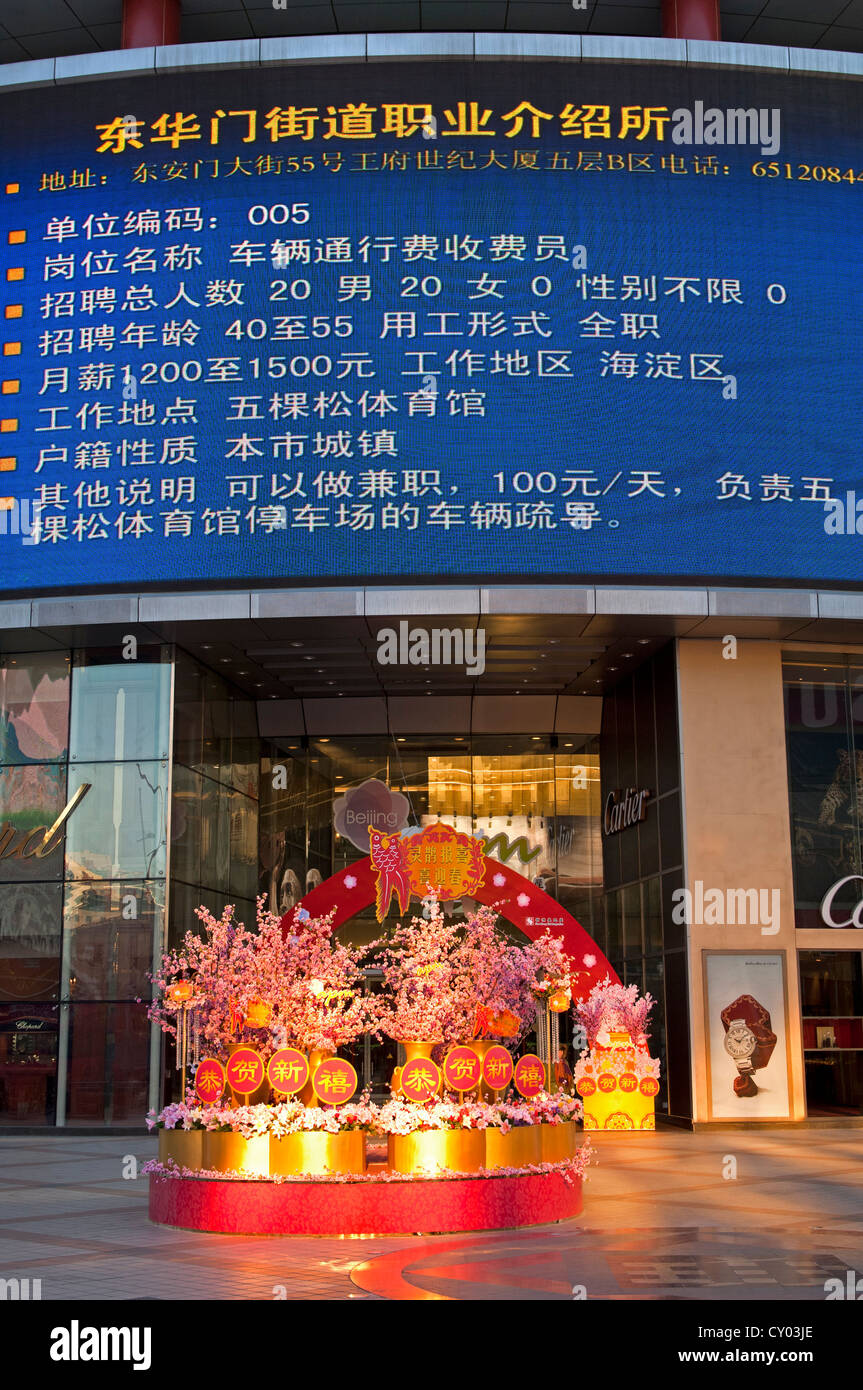 Display elettronico di bordo che mostra i posti vacanti per i lavoratori temporanei, Pechino, Cina e Asia Foto Stock